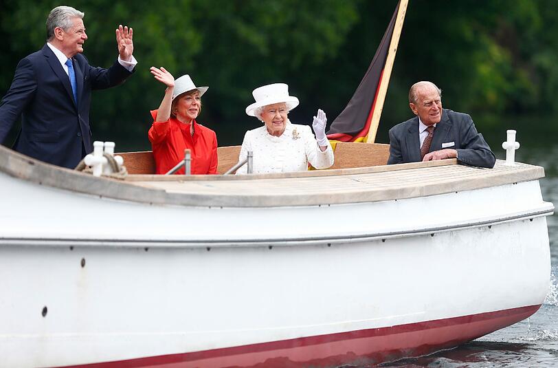 Die Queen begeistert bei ihrem Staatsbesuch in Berlin am Mittwoch die Massen. Die Bilder des Tages.