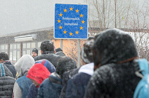 Diese Flüchtlinge gehen am Samstag bei Wegscheid über die Grenze von Österreich nach Deutschland.