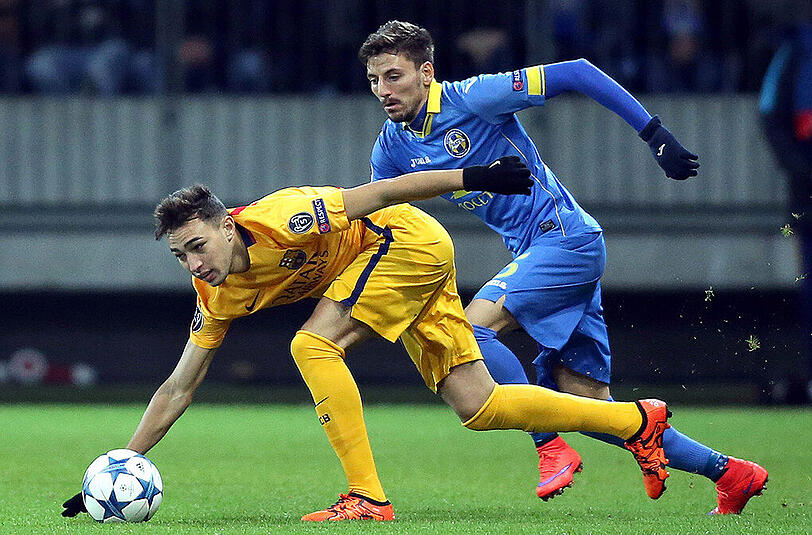 Filip Mladenovic (rechts) im Trikot von Bate Borissow im Duell mit Munir El Haddadi vom FC Barcelona.