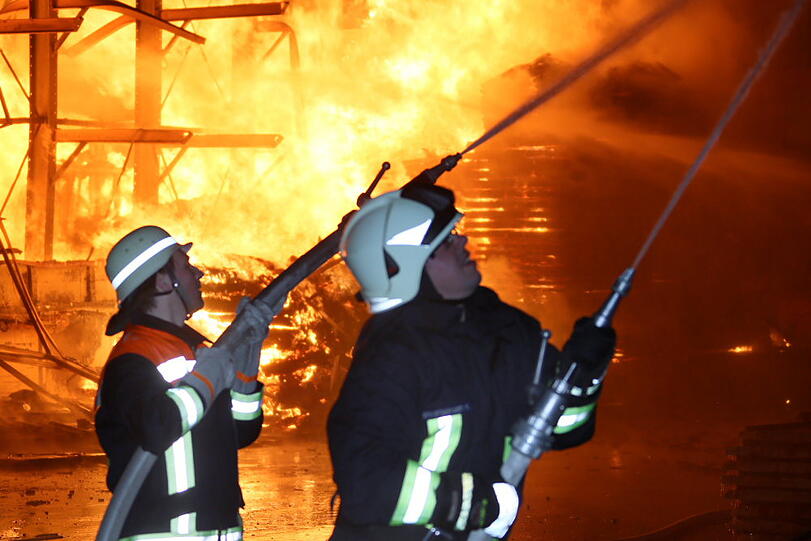 Die Halle, in der Holz und Maschinen gelagert waren, ist bei dem Feuer komplett zerstört worden.