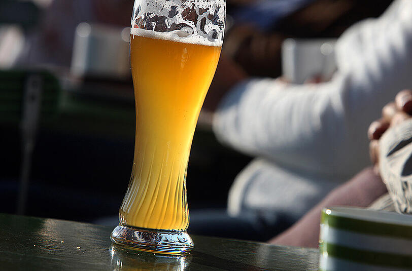 Erst schüttete sich das Paar ein volles Weißbier über die Kleidung, danach verletzte sie ihren Mann noch mit dem leeren Glas. (Symbolbild)