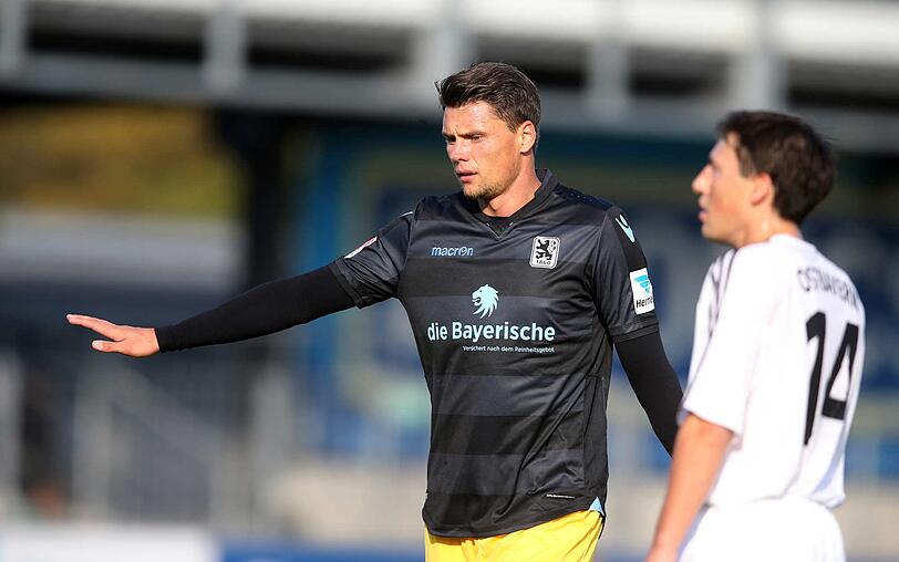 Zum ersten Mal im 1860-Trikot: Neulöwe Sebastian Boenisch beim Benefizspiel in Burghausen.