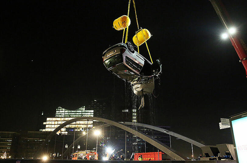 In Hamburg ist ein Pkw von einer Brücke in die Elbe gestürzt, ein Insasse kam dabei ums Leben. Die Bilder von der Bergung.