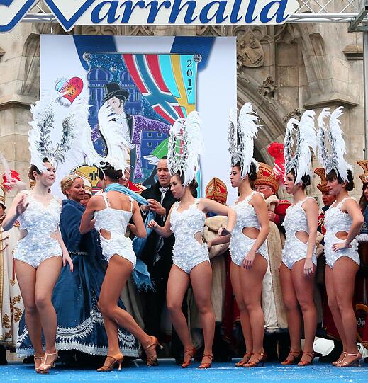 Das Faschingsprinzenpaar hochgeschlossen, die Tänzerinnen hartgesotten: Die Bilder von der volkstümlichen Inthronisierung am Marienplatz.
