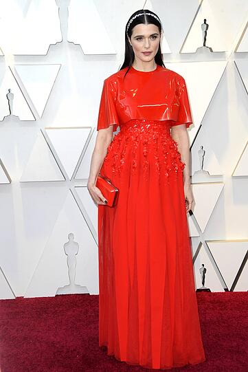 Flop: Die rote Robe von Givenchy Haute Couture lässt Rachel Weisz unförmig erscheinen.