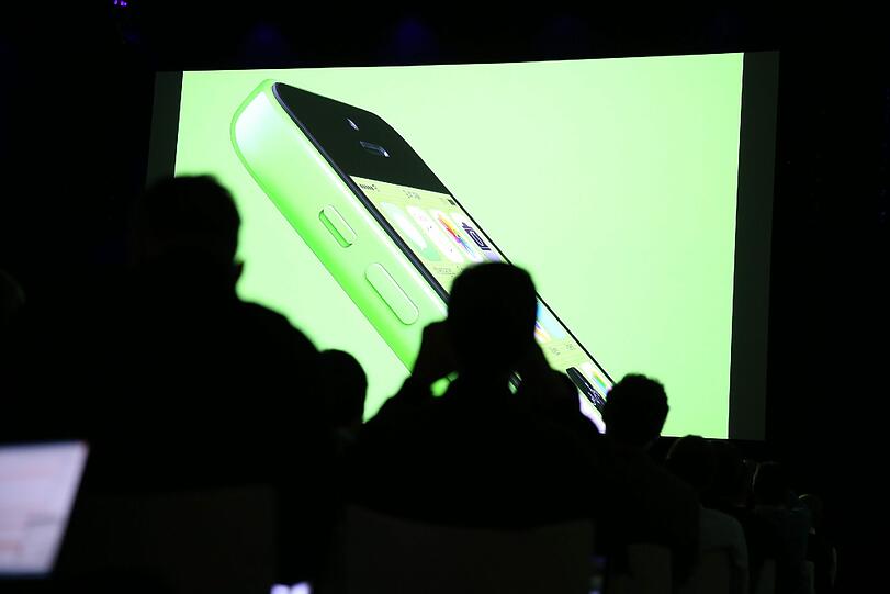 Apple hat erstmals ein neues günstigeres iPhone-Modell vorgestellt. Das Gerät heißt wie erwartet iPhone 5C und hat ein Gehäuse aus Plastik in bunten Farben. Die Bilder aus dem Berliner Apple-Store.