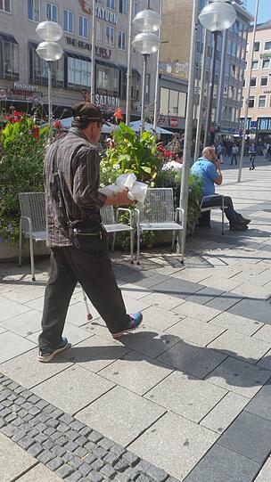 ..., dann spaziert der Bettler flott mit Brotzeit durch die Neuhauser Straße.