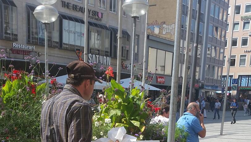 ..., dann spaziert der Bettler flott mit Brotzeit durch die Neuhauser Straße. ..., dann spaziert der Bettler flott mit Brotzeit durch die Neuhauser Straße.