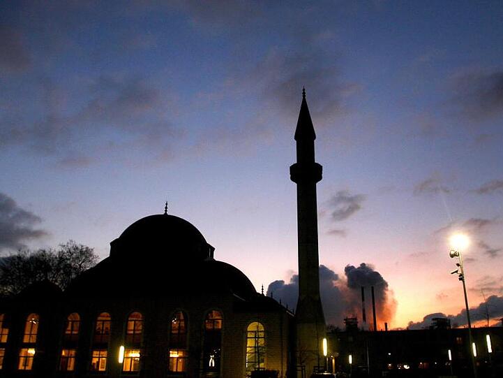 Die Merkez-Moschee in Duisburg-Marxloh wurde nach einer Bombendrohung geräumt, weiträumig abgesperrt und durchsucht.