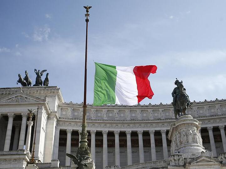 Zum Gedenken an die Opfer des Covid-19-Virus sind die Fahnen in ganz Italien wie hier am Viktor-Emanuels-Denkmal in Rom auf Halbmast gesetzt worden.