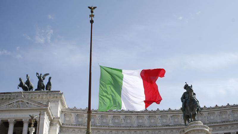 Zum Gedenken an die Opfer des Covid-19-Virus sind die Fahnen in ganz Italien wie hier am Viktor-Emanuels-Denkmal in Rom auf Halbmast gesetzt worden. Zum Gedenken an die Opfer des Covid-19-Virus sind die Fahnen in ganz Italien wie hier am Viktor-Emanuels-Denkmal in Rom auf Halbmast gesetzt worden.