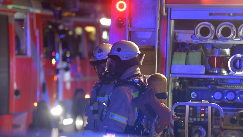 Feuerwehrleute stehen vor Einsatzfahrzeugen. Foto: Paul Zinken/Archiv Feuerwehrleute stehen vor Einsatzfahrzeugen. Foto: Paul Zinken/Archiv