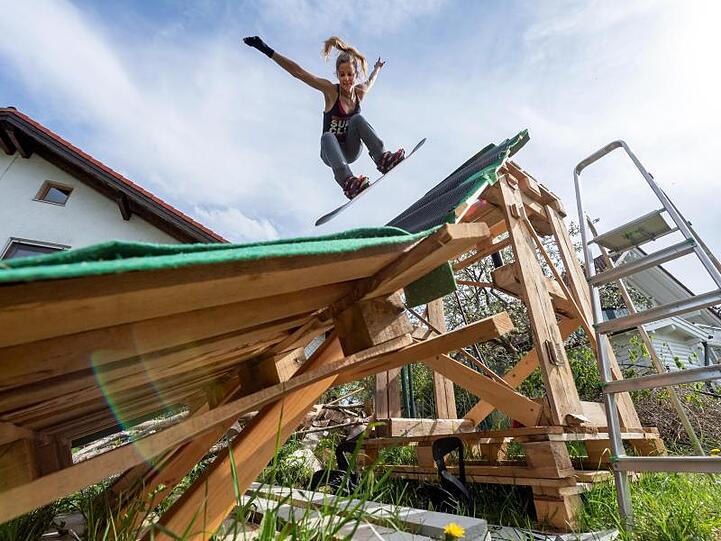 Snowboarderin Silvia Mittermüller trainiert auf ihrer selbstgebauten Mini-Schanze.