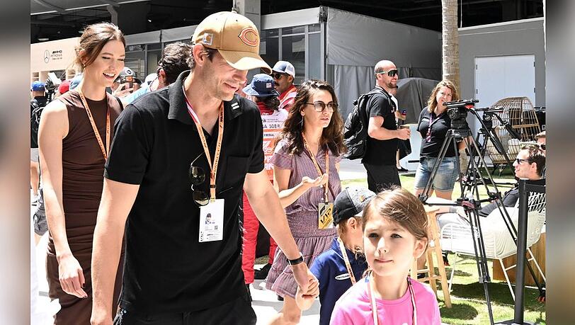 Ashton Kutcher und Mila Kunis mit den Kindern und Karlie Kloss.