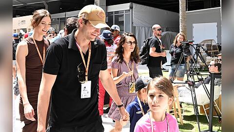 Ashton Kutcher und Mila Kunis mit den Kindern und Karlie Kloss.