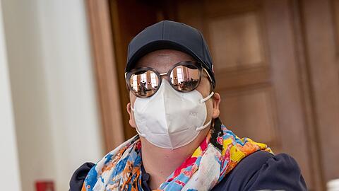 Andrea Tandler kommt zur Sitzung des Masken-Untersuchungsausschuss im Bayerischen Landtag.