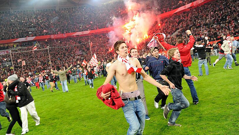 Düsseldorf verarbeitet die Geschehnisse rund um das Relegationsspiel mit Humor. Düsseldorf verarbeitet die Geschehnisse rund um das Relegationsspiel mit Humor.