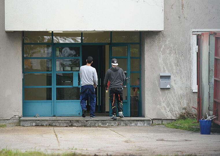 In der früheren Funkkaserne in Freimann sind 350 Flüchtlinge untergebracht. Der Betreiber des Heims ist ein privates Unternehmen.