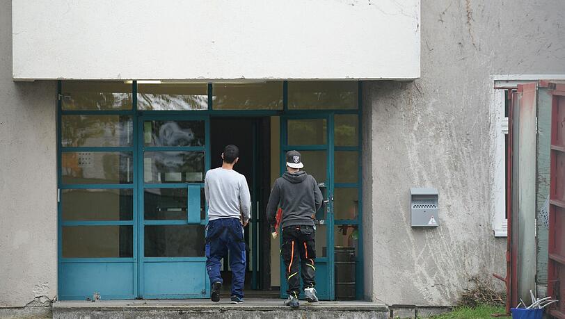 In der früheren Funkkaserne in Freimann sind 350 Flüchtlinge untergebracht. Der Betreiber des Heims ist ein privates Unternehmen.