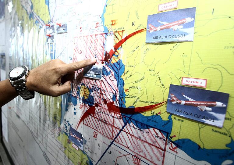 Die Behörden vermuten, dass Flug QZ8501 ins Meer gestürzt ist