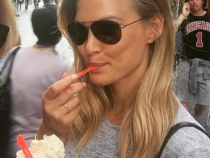 Bar Refaeli schlemmt genüsslich ein Eis - Naschen muss trotz Kalorien erlaubt sein