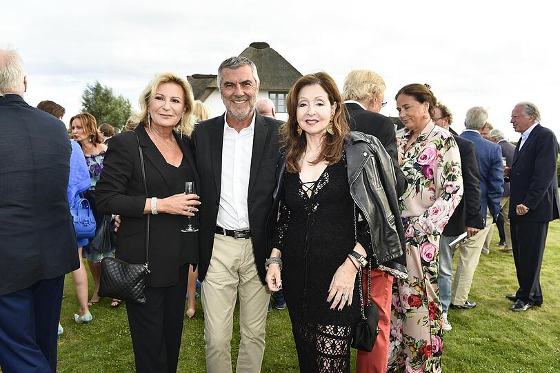 Sabine Christiansen mit Mann Norbert Medus und Vicky Leandros beim Krebsessen des Ehepaars Baumann in Morsum auf Sylt