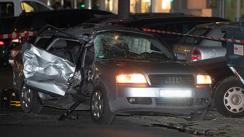 Am Ende einer Verfolgungsjagd stirbt eine unbeteiligte Radlerin. Die Bilder vom Horror-Unfall in Berlin.