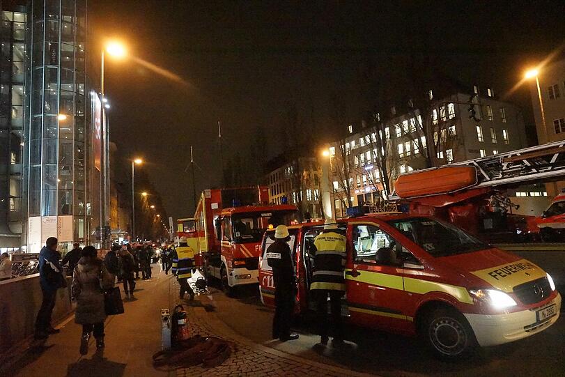 Weitere Bilder vom Feuerwehreinsatz an der U-Bahn-Haltestelle "Münchner Freiheit".