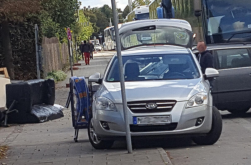 So nicht: Diese Dreckbären laden ihren Sperrmüll außerhalb des geschlossenen Wertstoffhofs ab.