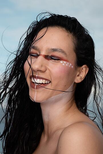 Esra hatte mit ihrem Amazonen-Makeup sichtlich Spaß am Spiel mit der Kamera.
