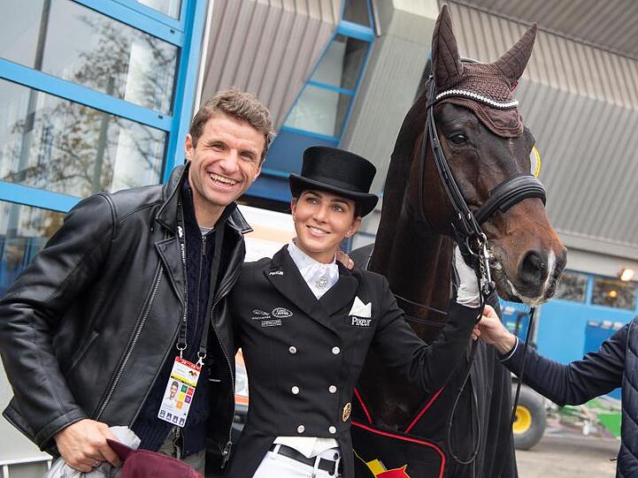 Thomas Müller unterstützt seine Frau in Stuttgart.
