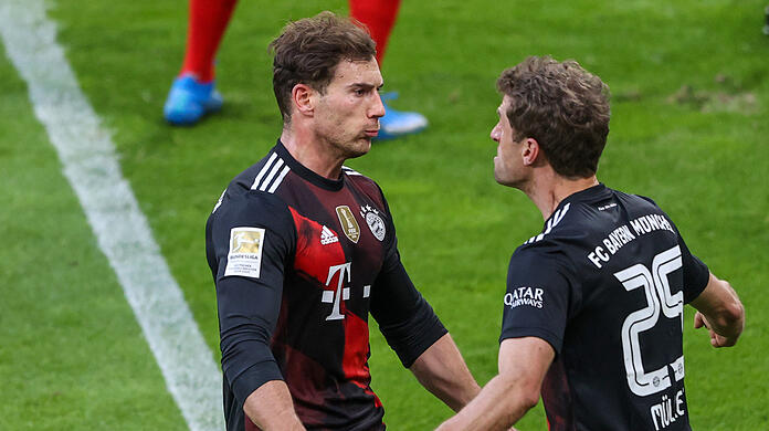 Breite Brust: Nach Ablage von Thomas Müller (r.) jagt Leon Goretzka den Ball zum 1:0 gegen Leipzig ins Netz - die Vorentscheidung im Titelkampf.