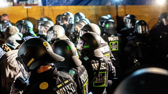 Polizisten mit Helmen bei der Gedenk-Demo.