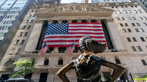 Die Bronzestatur "Fearless Girl" steht vor der die New Yorker Börse.