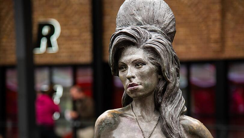 Auf dem Stables Market in Camden Town im Norden Londons steht eine Bronzestatue der britischen Sängerin Amy Winehouse.