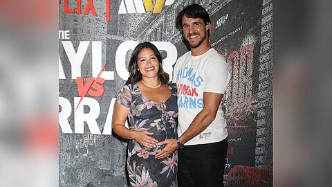 Gina Rodriguez und ihr Ehemann zeigten bei einem Netflix-Boxkampf ihren Babybauch.