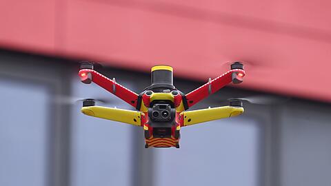 Die Drohnen fliegen automatisiert, werden während des Fluges aber aus der Ferne überwacht.