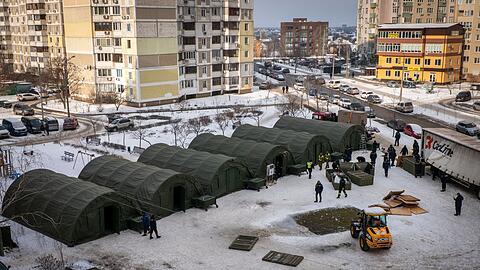 In diesen Zelten sollen sich Kiewer aufw&auml;rmen, deren H&auml;user ohne Heizung sind.