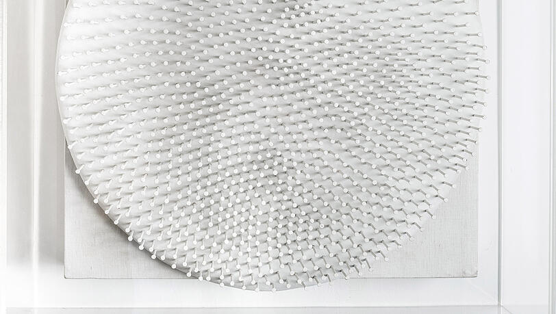 Viel mehr als lustige Nagelei: G&uuml;nther Uecker, "Lichtscheibe" (N&auml;gel und wei&szlig;e Farbe auf Holz, 1967) ist lebendige Struktur