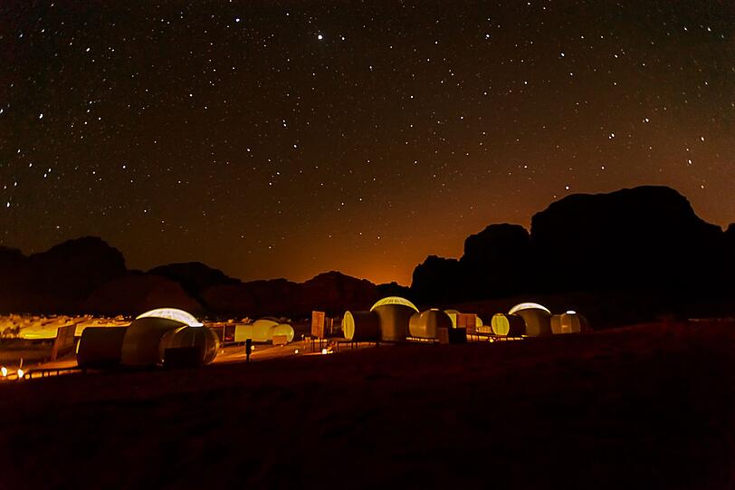 Unvergesslich: Eine Übernachtung in der Wüste. Die Sahara, Wadi Rum in Jordanien, Erg Chebbi in Marokko oder die Wahiba Sands im Oman bieten Unterkünfte für jeden Anspruch - von einfachen Zelten bis hin zu luxuriösen Bubble Tents mit direktem Blick auf den Sternenhimmel. Einen authentischen Einblick in das Leben der Beduinen oder Tuareg gibt es bei einer Wüstenübernachtung dazu. Unvergesslich: Eine Übernachtung in der Wüste. Die Sahara, Wadi Rum in Jordanien, Erg Chebbi in Marokko oder die Wahiba Sands im Oman bieten Unterkünfte für jeden Anspruch - von einfachen Zelten bis hin zu luxuriösen Bubble Tents mit direktem Blick auf den Sternenhimmel. Einen authentischen Einblick in das Leben der Beduinen oder Tuareg gibt es bei einer Wüstenübernachtung dazu.