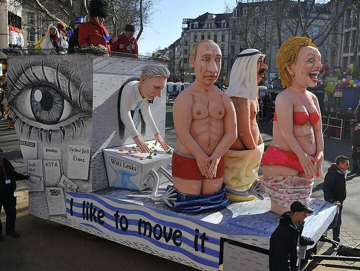Auch die Wikileaks-Affäre war ein Thema: Wladimir Putin, Hillary Clinton und Saudi Arabiens König Abdullah entblößt beim Karneval in Köln.