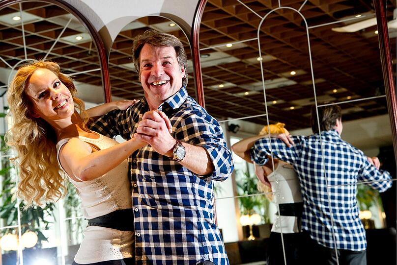 Hertels Schlager-Kollege Patrick Lindner wird von Tänzerin Isabel Edvardsson auf "Let's Dance" vorbereitet.