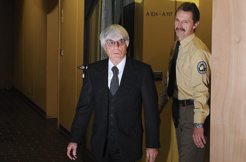 Formel 1-Boss Bernie Ecclestone war zum Prozess gegen Gerhard Gribkowksy als Zeuge geladen. Die Bilder aus dem Münchner Gericht.