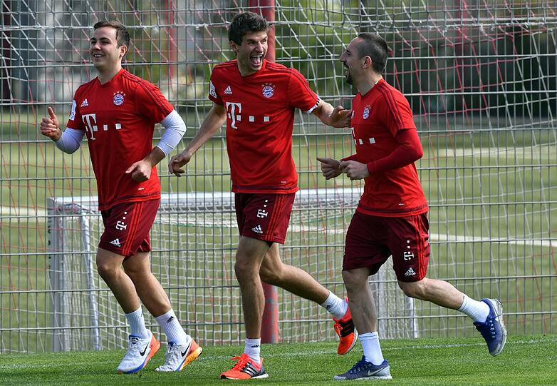 Götze, Müller und Ribéry haben einen Riesenspaß während der Laufeinheit.