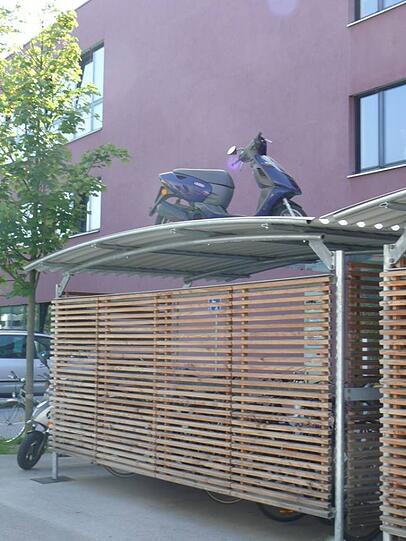 Ein Österreicher fotografiert seit Jahren fatale Einpark-Katastrophen. Ziel der Aktion: Mehr Rücksicht im Straßenverkehr! Klicken Sie sich hier durch die besten Parksünder-Schnappschüsse aus Johann Schwarzingers Sammlung...