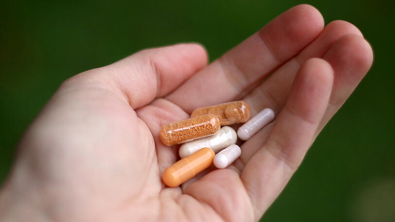 Wie viele Bayern greifen immer wieder zu Tabletten? Die Zahlen sind unklar, aber vermutlich sehr hoch.