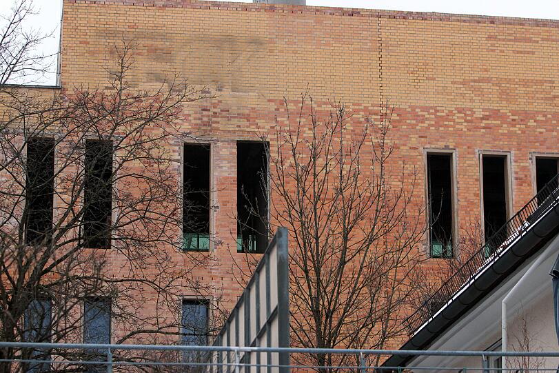 Hinter der Klinkerfassade wartet viel Arbeit. Ein Gutachter meint, dass die Renovierung noch 5,7 Millionen Euro kosten wird.