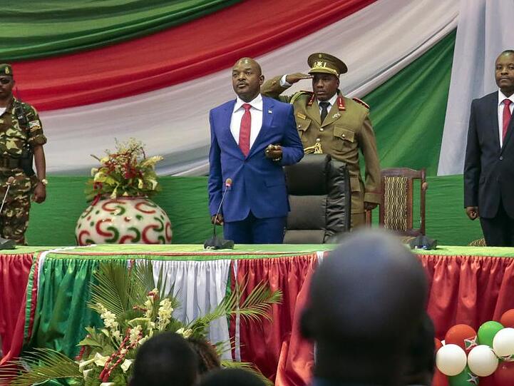 Burundis scheidender Staatschef Pierre Nkurunziza (M) ist überraschend verstorben. Laut Regierung habe er einen Herzstillstand erlitten.