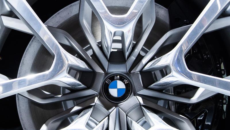 Das BMW-Logo ist in einer Felge zu sehen. Foto: Silas Stein/dpa/Archivbild Das BMW-Logo ist in einer Felge zu sehen. Foto: Silas Stein/dpa/Archivbild