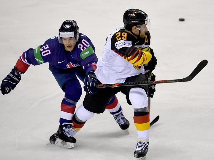 Deutschlands Leon Draisaitl (r) und Großbritanniens Jonathan Phillips kämpfen um den Puck.